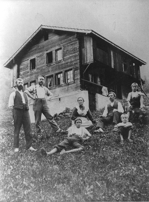 Die Familie Heinrich Eduard Gubler-Plüss (rechts) vor dem Haus «In der Weid», Riedertal. Sommer 1905